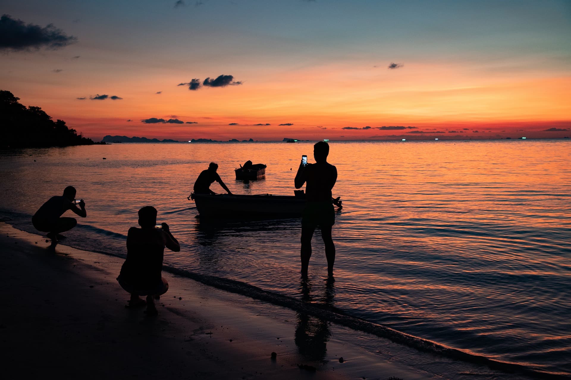 Fotografia de pôr do sol com silhueta ao fundo